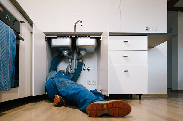 Professional Emergency Plumber technician working in Covington, OK